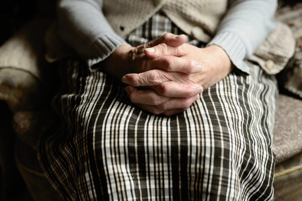 ayudas para mayores de 65 años sin pensión 